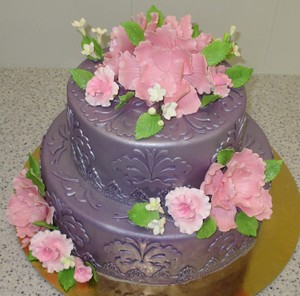 Свадебный торт фиолетовый с узором дамаск и пионами